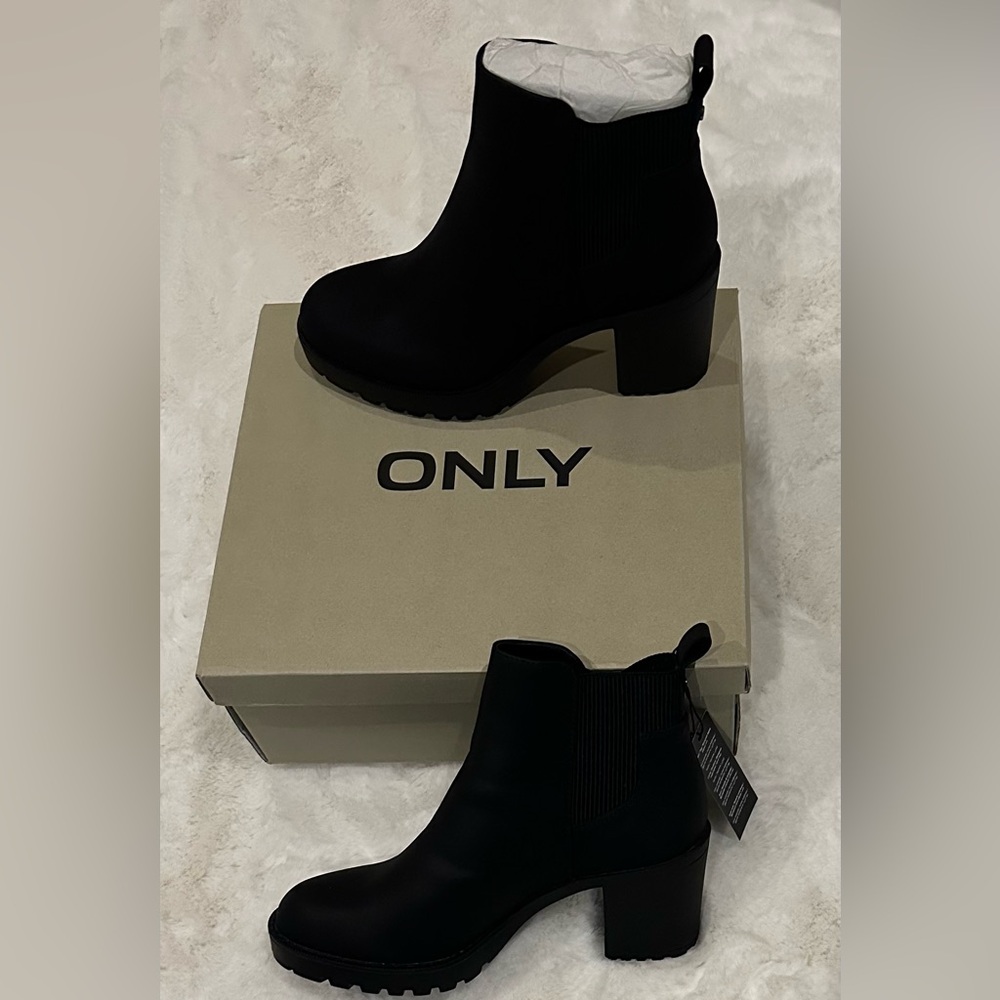 ONLY black boots Brand new chunky heel